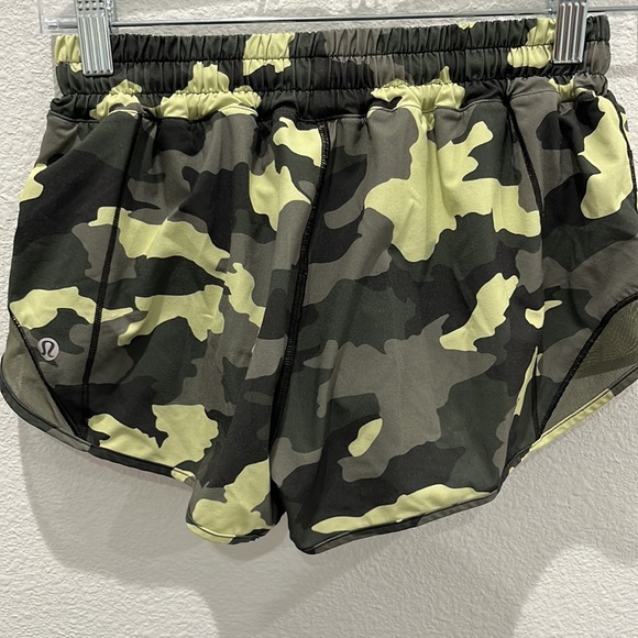 Lululemon hotty hot shorts sz 4 - Picture 2 of 3